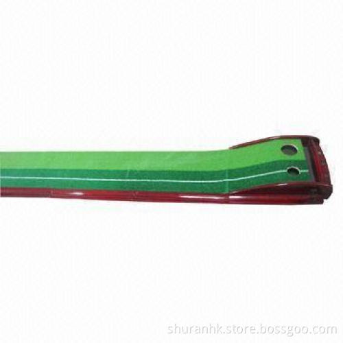 Golf putting mat with wooden base